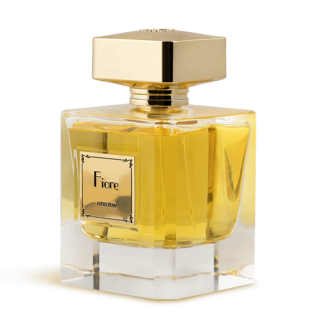 اسانس مشابه عطر Libre Le Parfum Yves Saint Laurent گروه بویایی: ترکیب شیرینی ملایم و تلخی ظریف، همزمان گرم و تازه نت اولیه: لاوندر، پرتقال ماندارین، کران‌بری (Black Currant)، پتیتگرین نت میانی: لاوندر ، شکوفه‌ی پرتقال (Orange Blossom)، یاس نت پایانی: وانیل ماداگاسکار، مشک، سدر، عنبر پرفیوم زنانه‌ای با رایحه‌ای لوکس و ماندگار، الهام‌گرفته از Libre Le Parfum – YSL؛ ترکیبی از شیرینی ملایم و تلخی ظریف که هم‌زمان گرم، تازه و پرجذبه است. رایحه‌ای برای زنانی که امضای متفاوت و حضور اثرگذار می‌خواهند. 💛✨